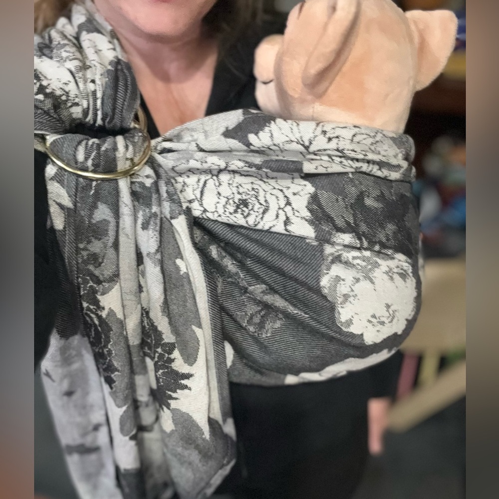 Pop monochrome floral ring sling